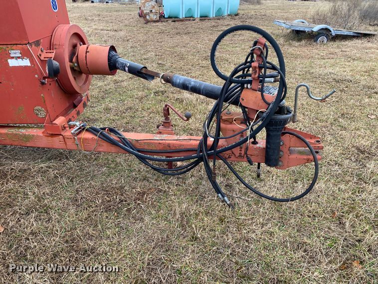 image for item DN8107 1998 New Holland 575  small square baler