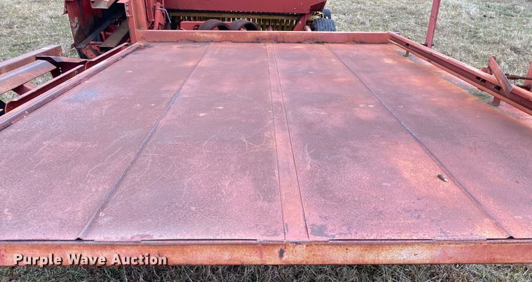 image for item DN8107 1998 New Holland 575  small square baler