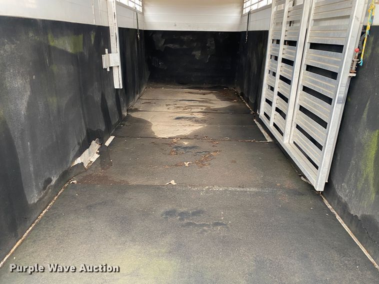 image for item DN8114 1995 Jamco  livestock trailer