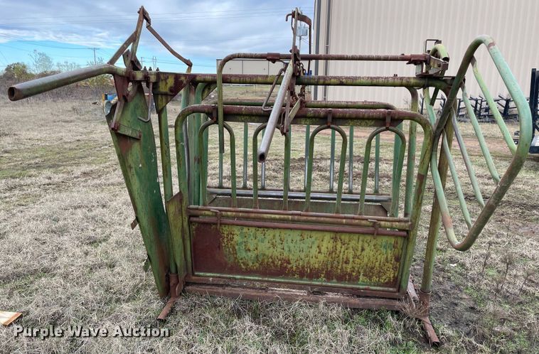 image for item MI9652 Livestock squeeze chute