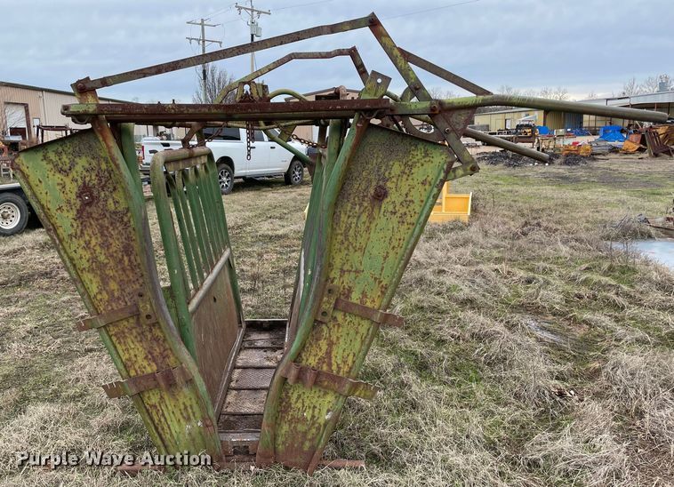 image for item MI9652 Livestock squeeze chute