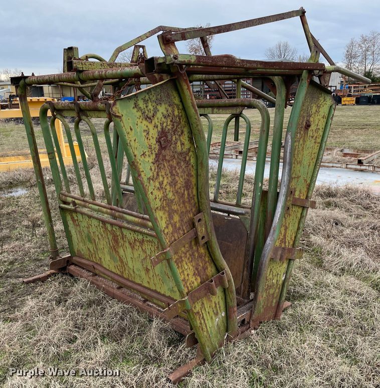 image for item MI9652 Livestock squeeze chute