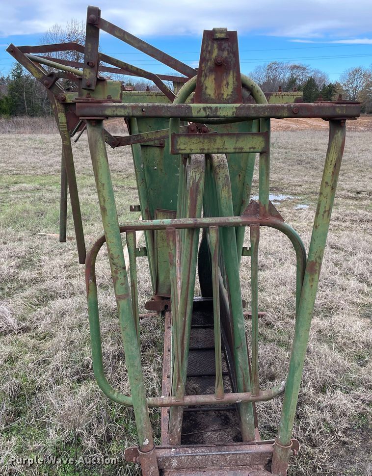 image for item MI9652 Livestock squeeze chute