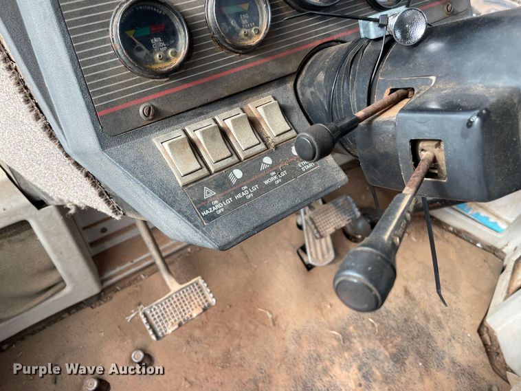 image for item MI9728 1985 Versatile 876  4WD tractor