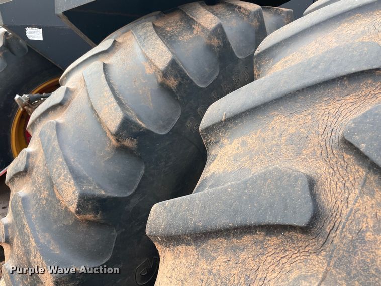 image for item MI9728 1985 Versatile 876  4WD tractor