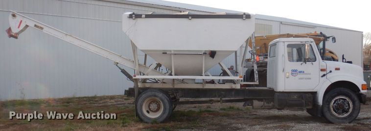 image for item MW9355 1994 International 4900  fertilizer delivery truck