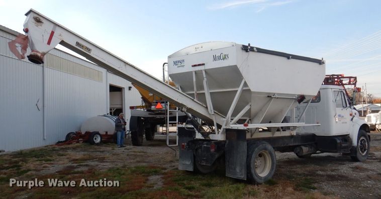 image for item MW9355 1994 International 4900  fertilizer delivery truck