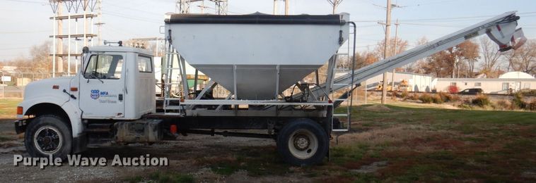 image for item MW9355 1994 International 4900  fertilizer delivery truck