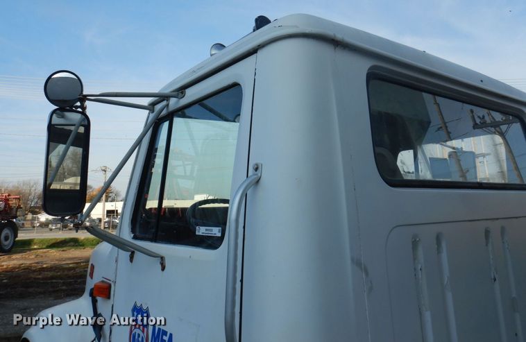 image for item MW9355 1994 International 4900  fertilizer delivery truck