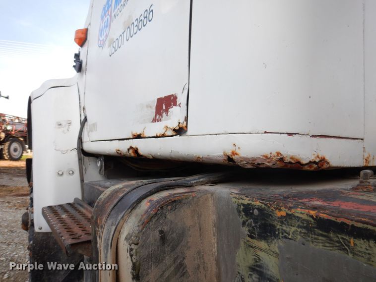 image for item MW9355 1994 International 4900  fertilizer delivery truck