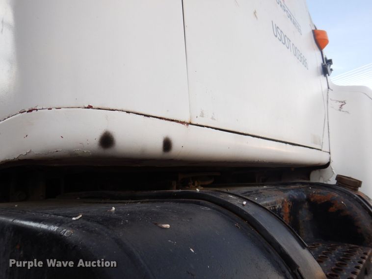 image for item MW9355 1994 International 4900  fertilizer delivery truck