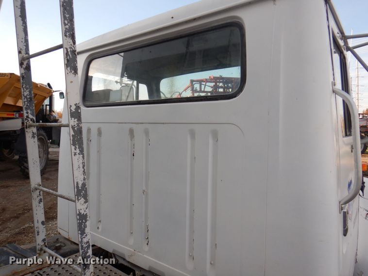 image for item MW9355 1994 International 4900  fertilizer delivery truck