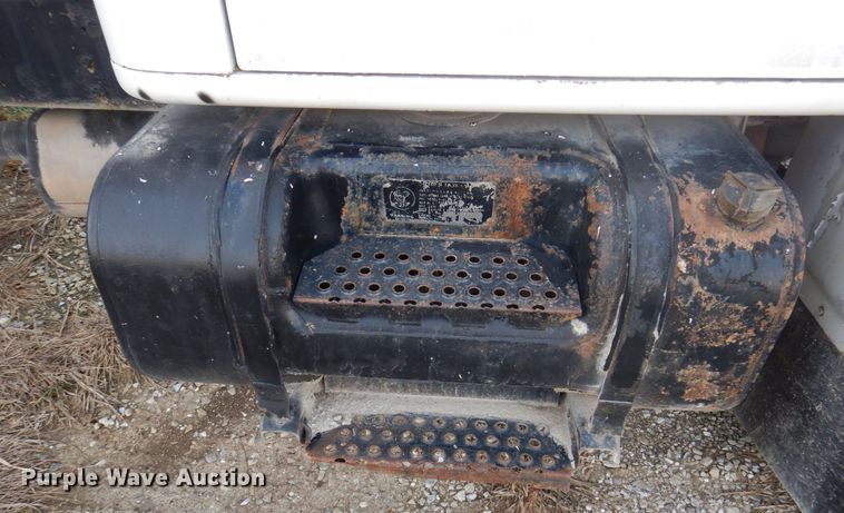 image for item MW9355 1994 International 4900  fertilizer delivery truck