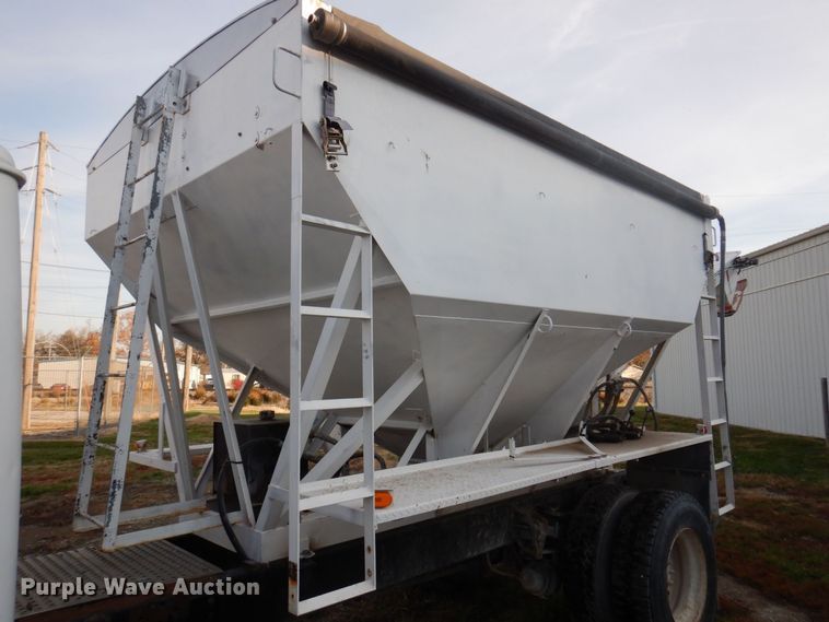 image for item MW9355 1994 International 4900  fertilizer delivery truck