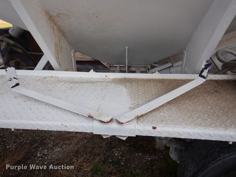 image for item MW9355 1994 International 4900  fertilizer delivery truck