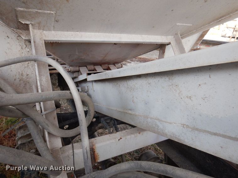 image for item MW9355 1994 International 4900  fertilizer delivery truck