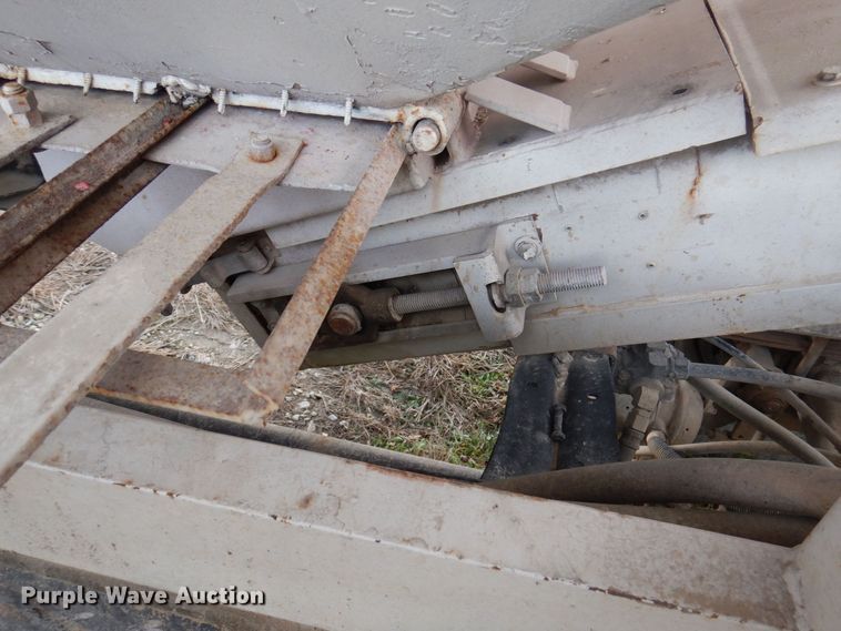 image for item MW9355 1994 International 4900  fertilizer delivery truck