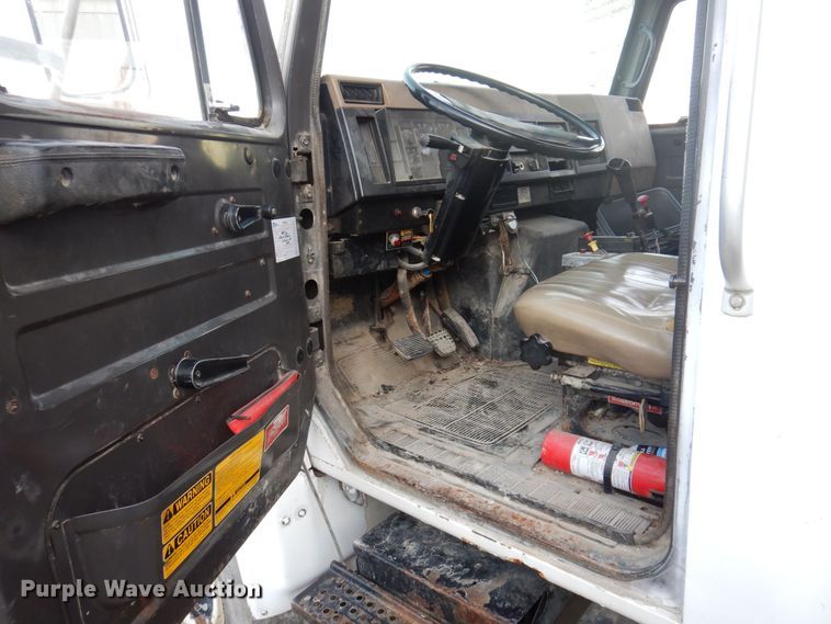 image for item MW9355 1994 International 4900  fertilizer delivery truck