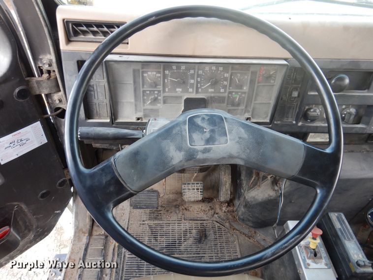 image for item MW9355 1994 International 4900  fertilizer delivery truck