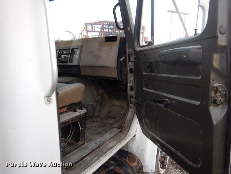 image for item MW9355 1994 International 4900  fertilizer delivery truck