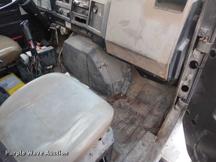 image for item MW9355 1994 International 4900  fertilizer delivery truck