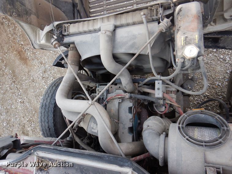 image for item MW9355 1994 International 4900  fertilizer delivery truck