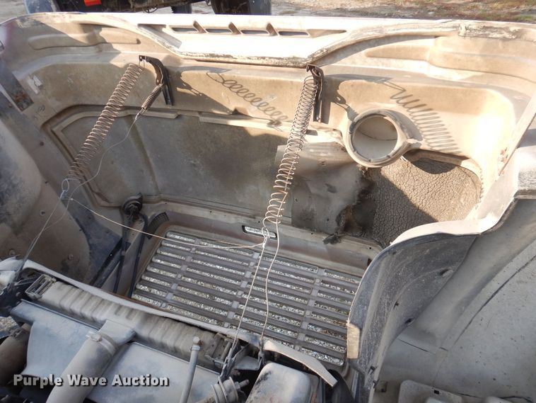 image for item MW9355 1994 International 4900  fertilizer delivery truck