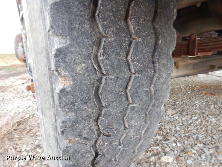 image for item MW9355 1994 International 4900  fertilizer delivery truck