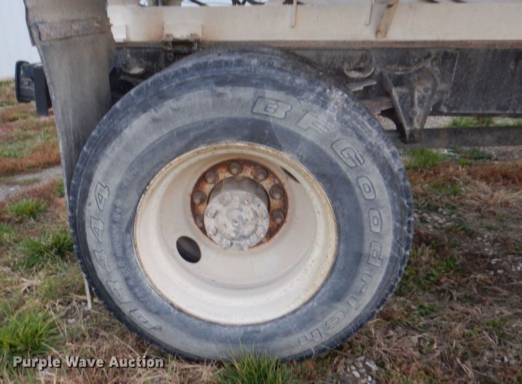 image for item MW9355 1994 International 4900  fertilizer delivery truck