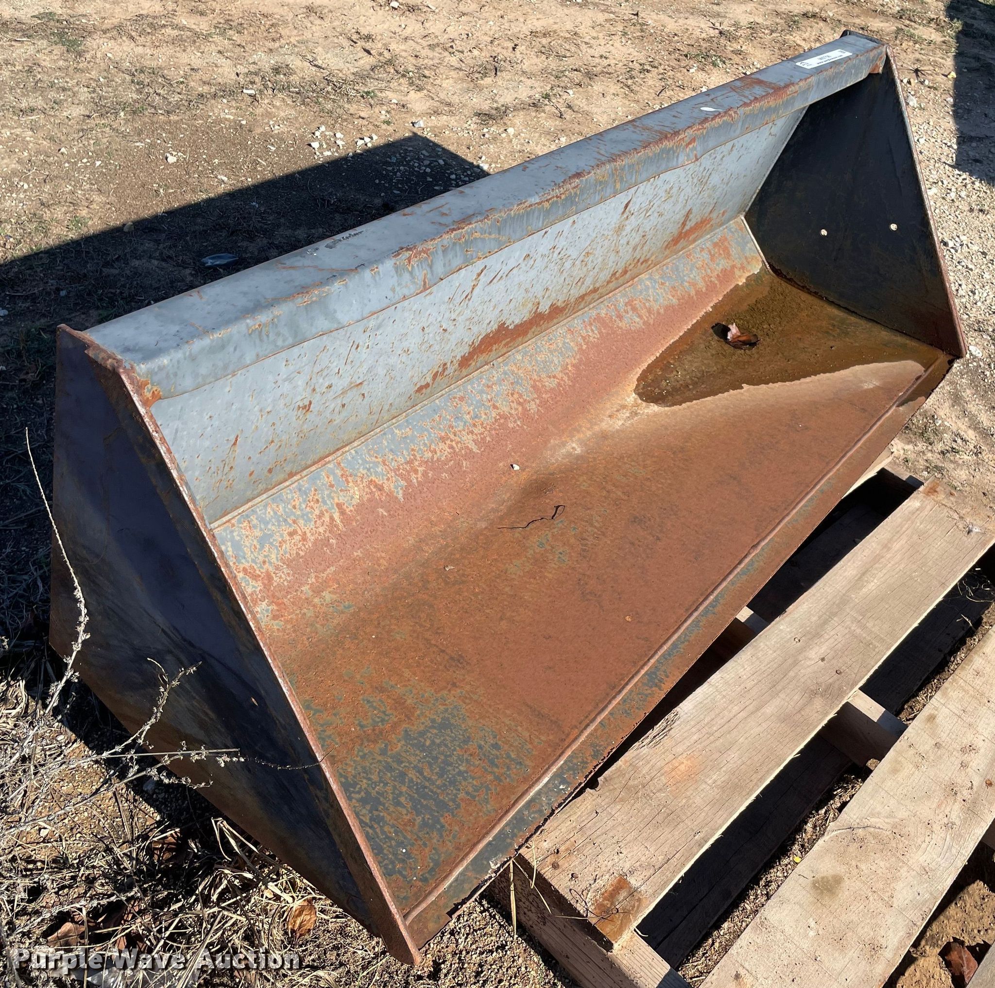 5' W loader bucket in Norman, OK | Item MI9706 sold | Purple Wave