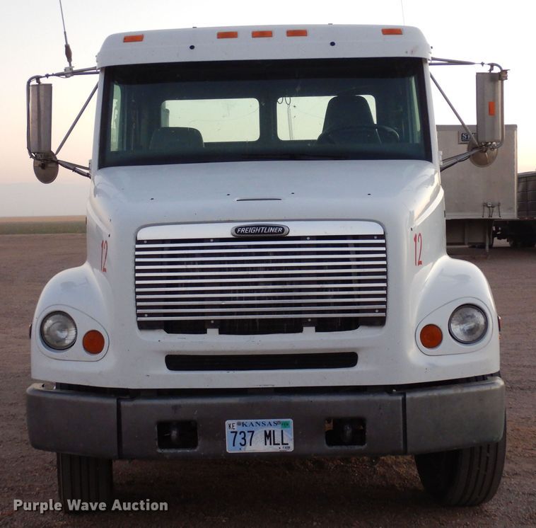 image for item DF8277 2000 Freightliner FL112  semi truck