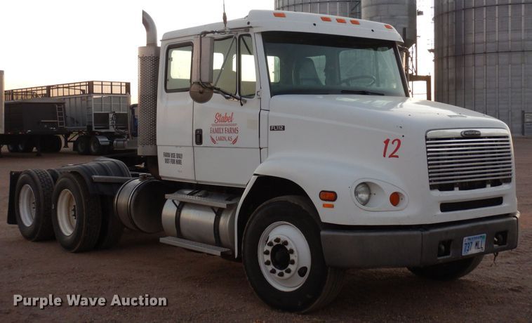 image for item DF8277 2000 Freightliner FL112  semi truck