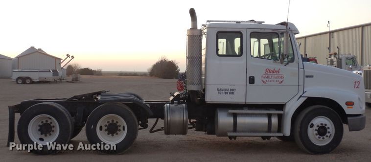 image for item DF8277 2000 Freightliner FL112  semi truck