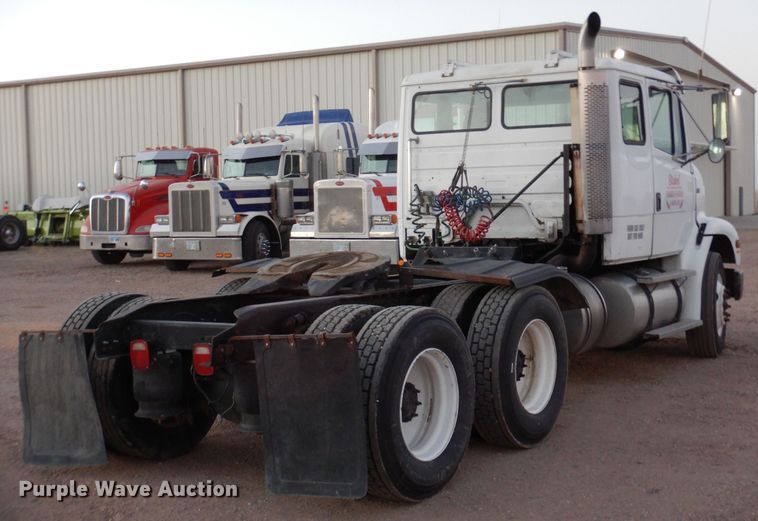 image for item DF8277 2000 Freightliner FL112  semi truck