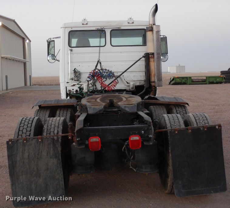 image for item DF8277 2000 Freightliner FL112  semi truck