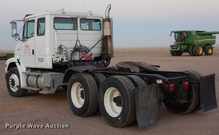 image for item DF8277 2000 Freightliner FL112  semi truck