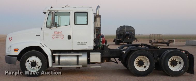 image for item DF8277 2000 Freightliner FL112  semi truck