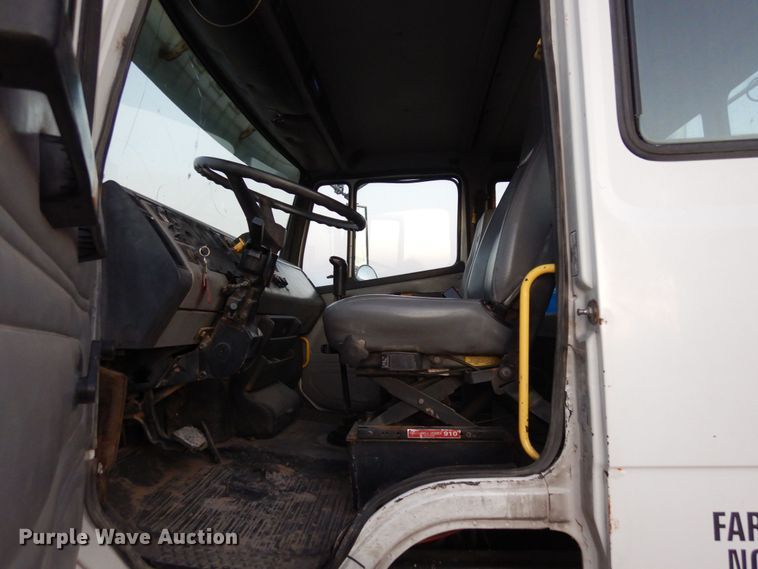 image for item DF8277 2000 Freightliner FL112  semi truck