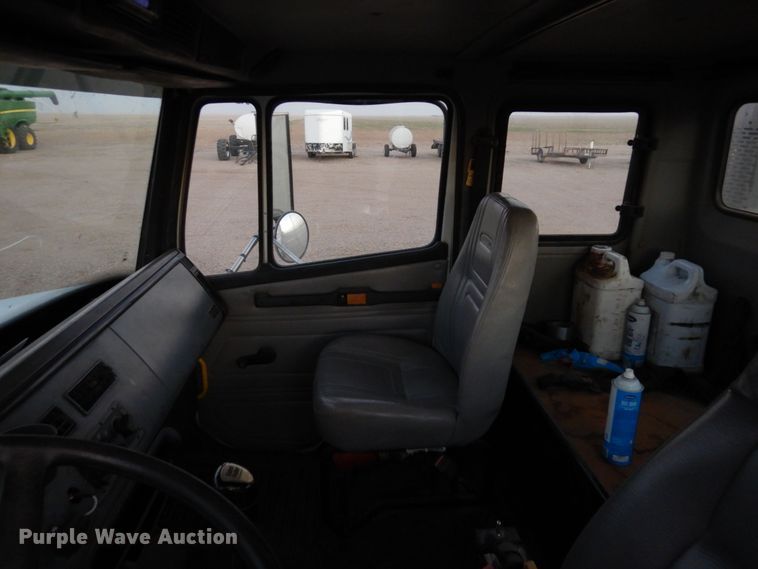 image for item DF8277 2000 Freightliner FL112  semi truck