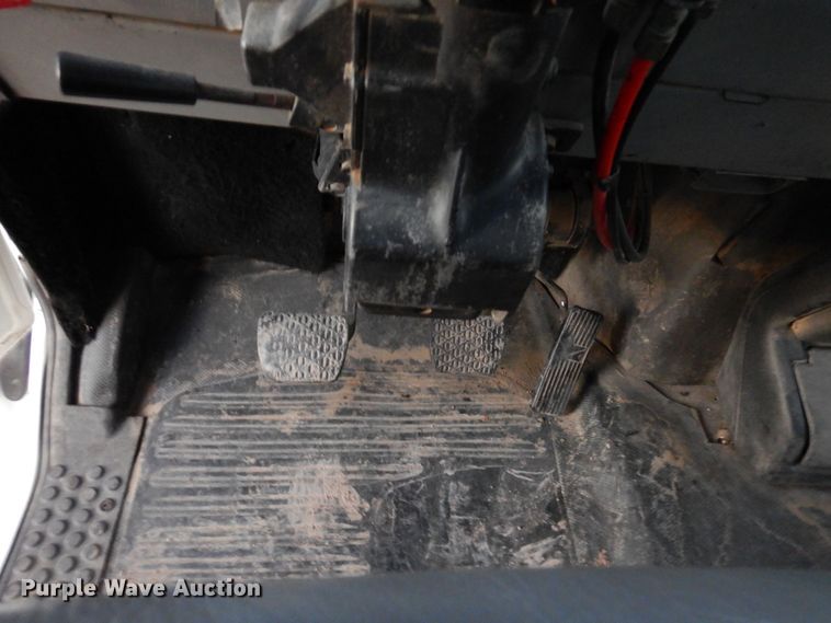 image for item DF8277 2000 Freightliner FL112  semi truck