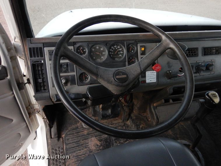 image for item DF8277 2000 Freightliner FL112  semi truck