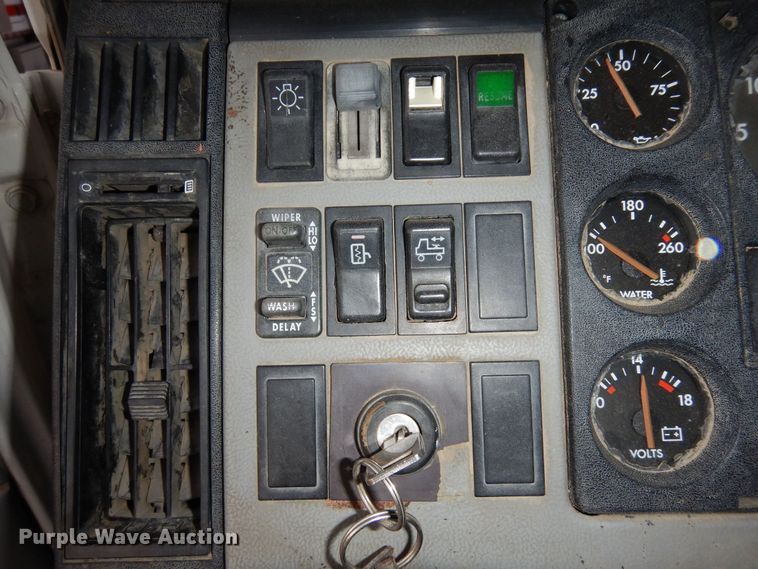 image for item DF8277 2000 Freightliner FL112  semi truck