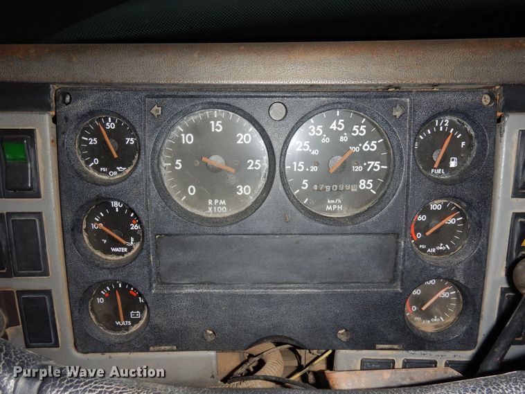 image for item DF8277 2000 Freightliner FL112  semi truck