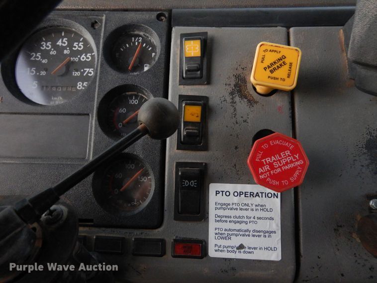 image for item DF8277 2000 Freightliner FL112  semi truck