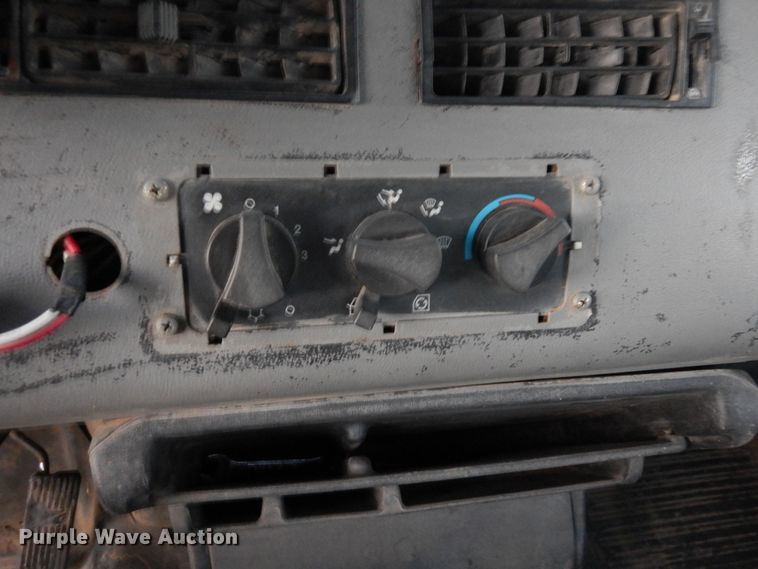 image for item DF8277 2000 Freightliner FL112  semi truck