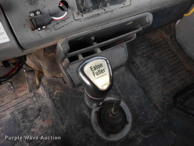 image for item DF8277 2000 Freightliner FL112  semi truck