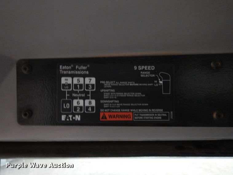 image for item DF8277 2000 Freightliner FL112  semi truck