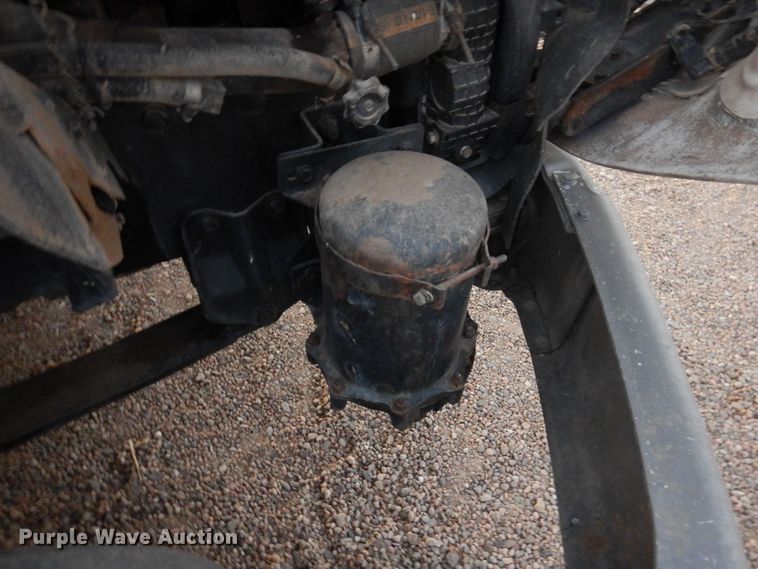 image for item DF8277 2000 Freightliner FL112  semi truck