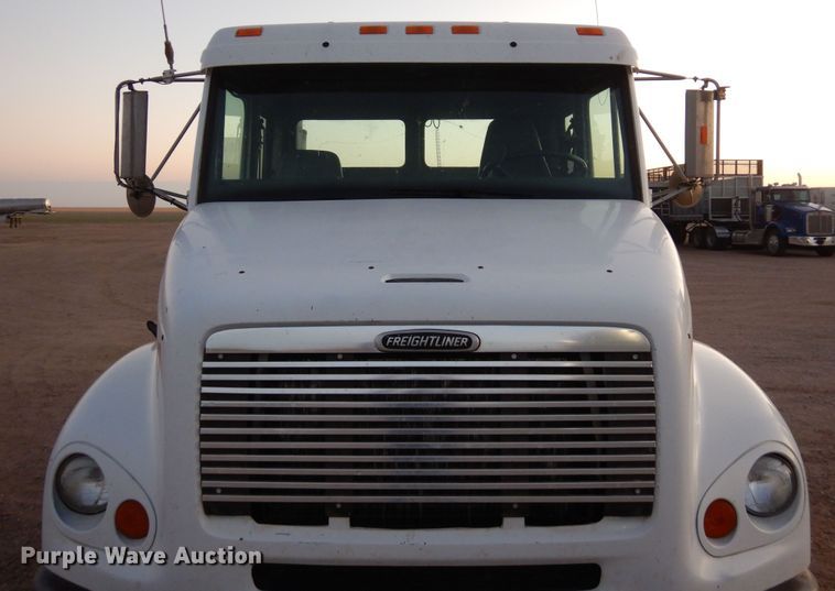 image for item DF8277 2000 Freightliner FL112  semi truck