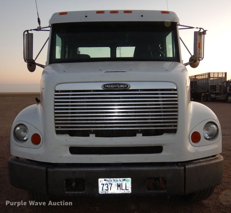 image for item DF8277 2000 Freightliner FL112  semi truck